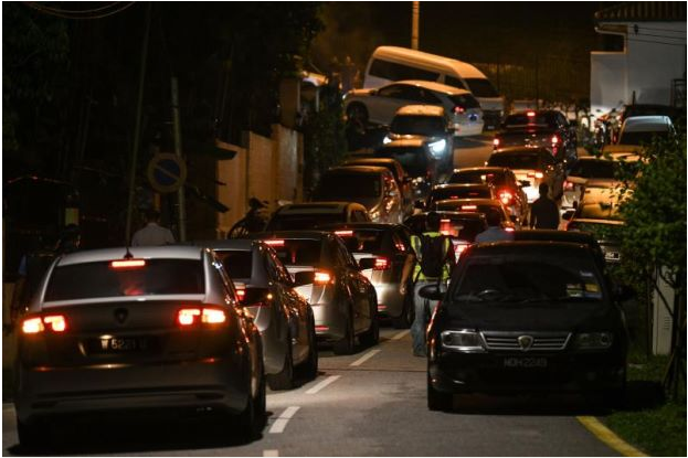 Terkini: Rumah Najib Didatangi Beberapa Kereta Polis, Dan 