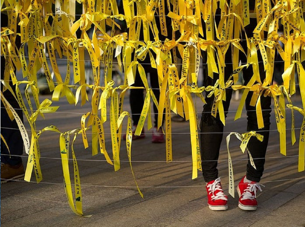 reben kuning yang menjadi tanda peringatan tragedi feri sewol turut dipamerkan di all of us are dead