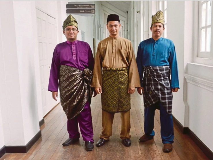samping turut menjadi pelengkap bagi pakaian tradisional masyarakat Melayu