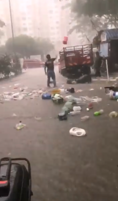 banjir kilat hanyutkan sampah sarap